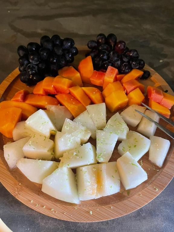 Prato de frutas frescas: mamão, melão e uvas