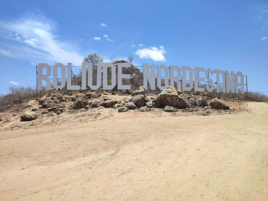 Letreiro ROLIUDE NORDESTINA nos lajedos de Cabaceiras-PB