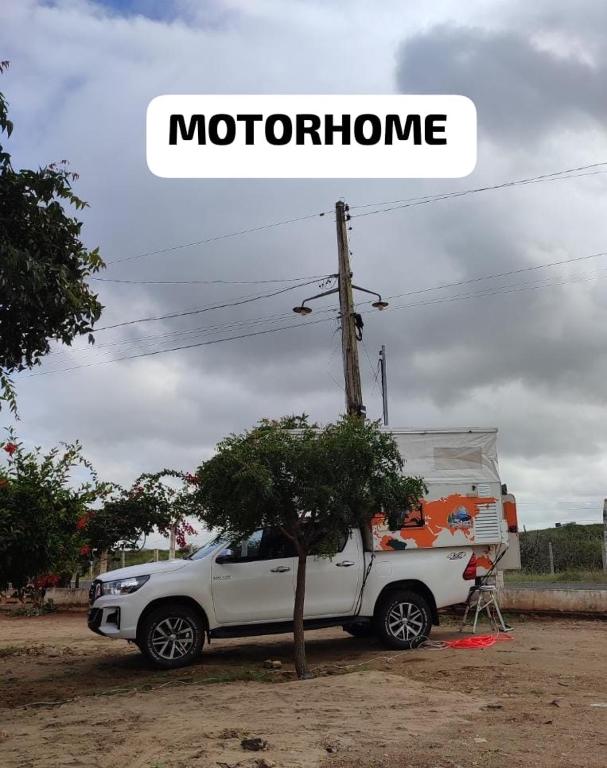 Motorhome estacionado na Pousada Roliúde sob céu aberto