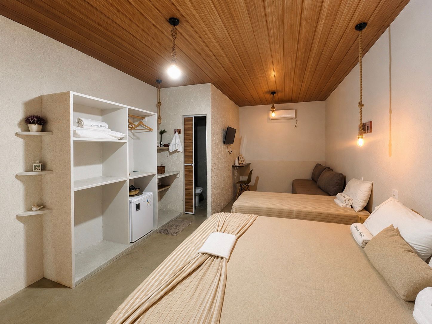 Quarto duplo reformado com cabeceira de paletes, ventilador e porta deslizante